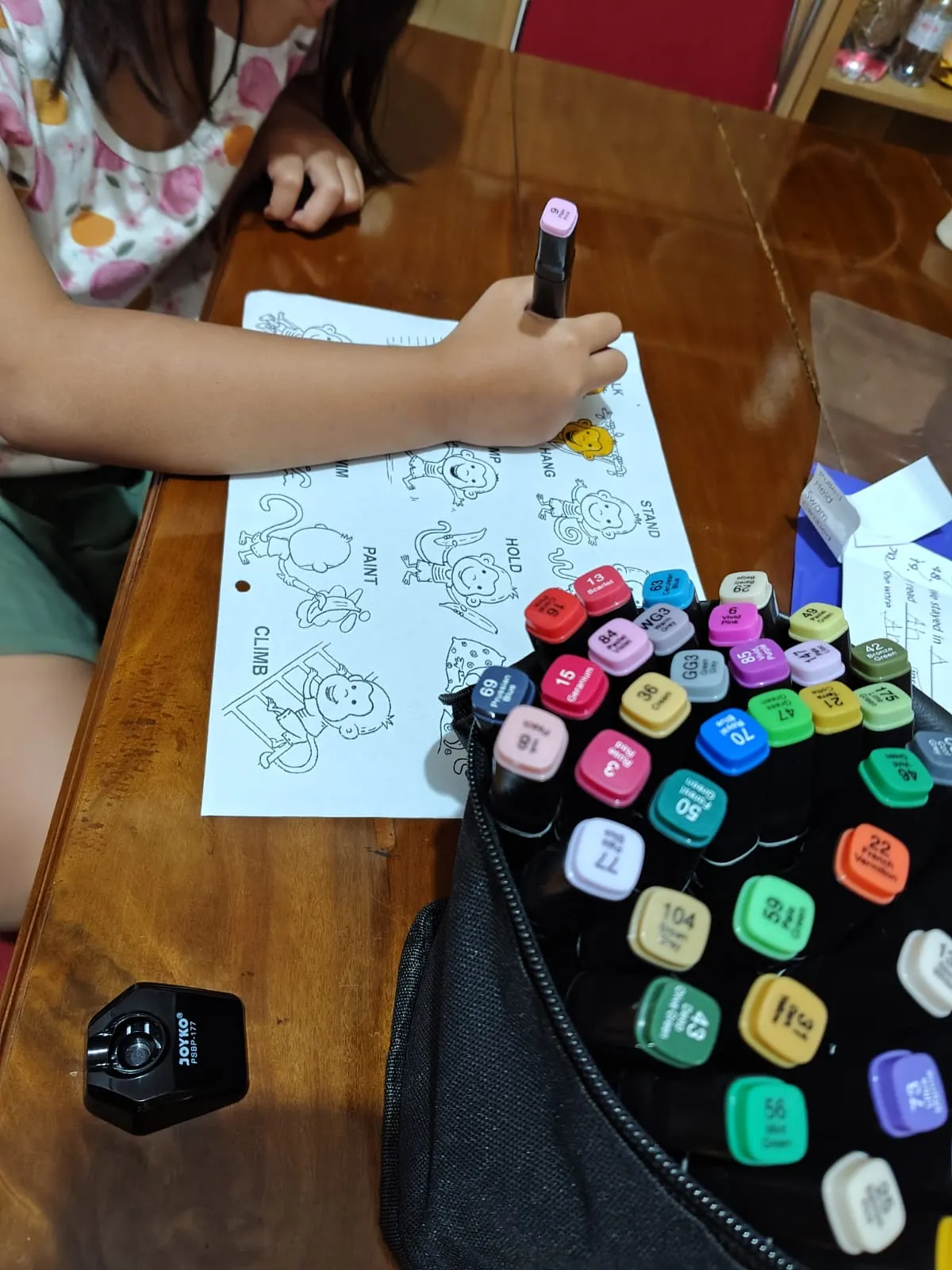 Anak mewarnai worksheet action verbs bahasa Inggris