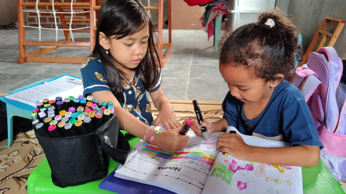 Anak-anak mewarnai worksheet bersama