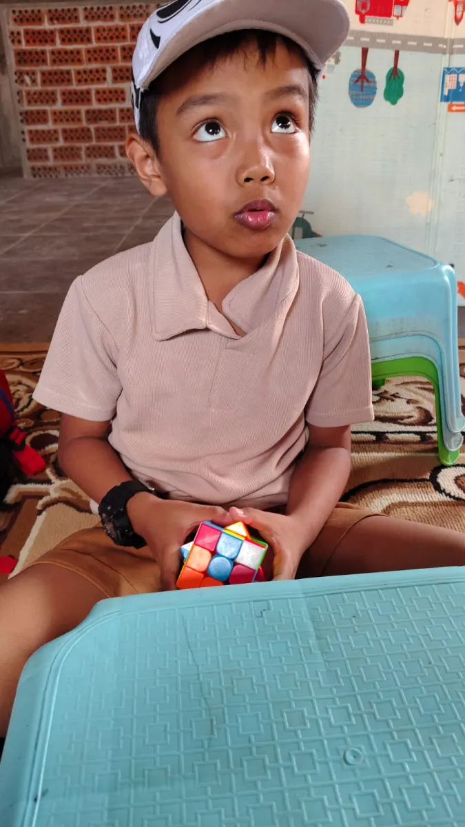 Anak bermain rubik sebagai aktivitas eksplorasi