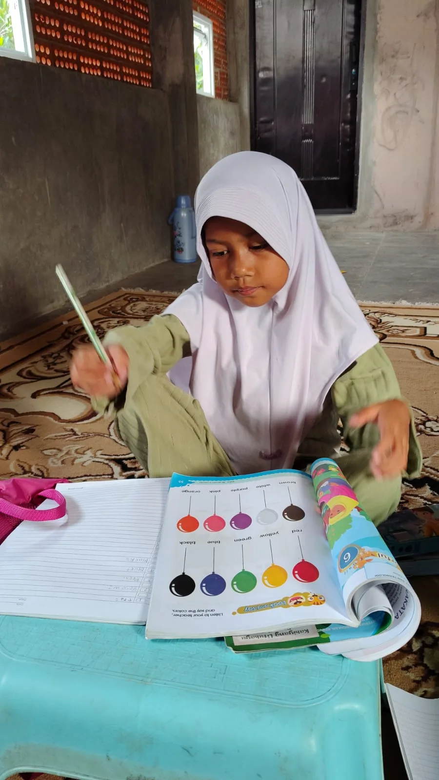 Anak berlatih kosakata warna dalam bahasa Inggris