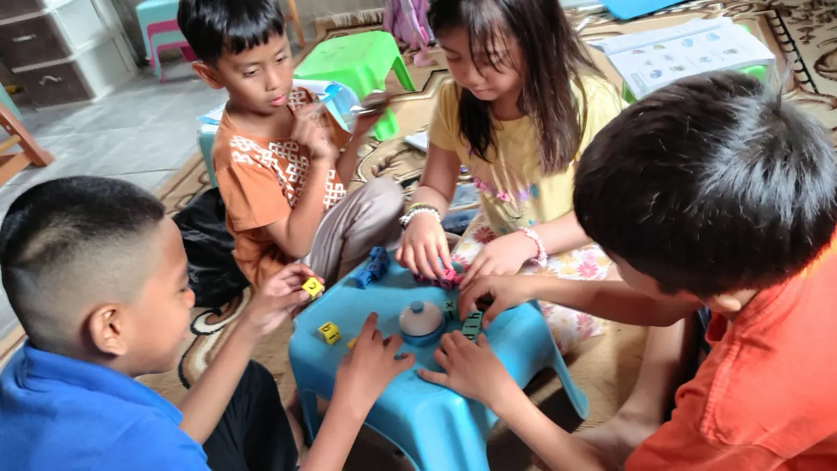Anak-anak bermain game bahasa Inggris dengan alat peraga