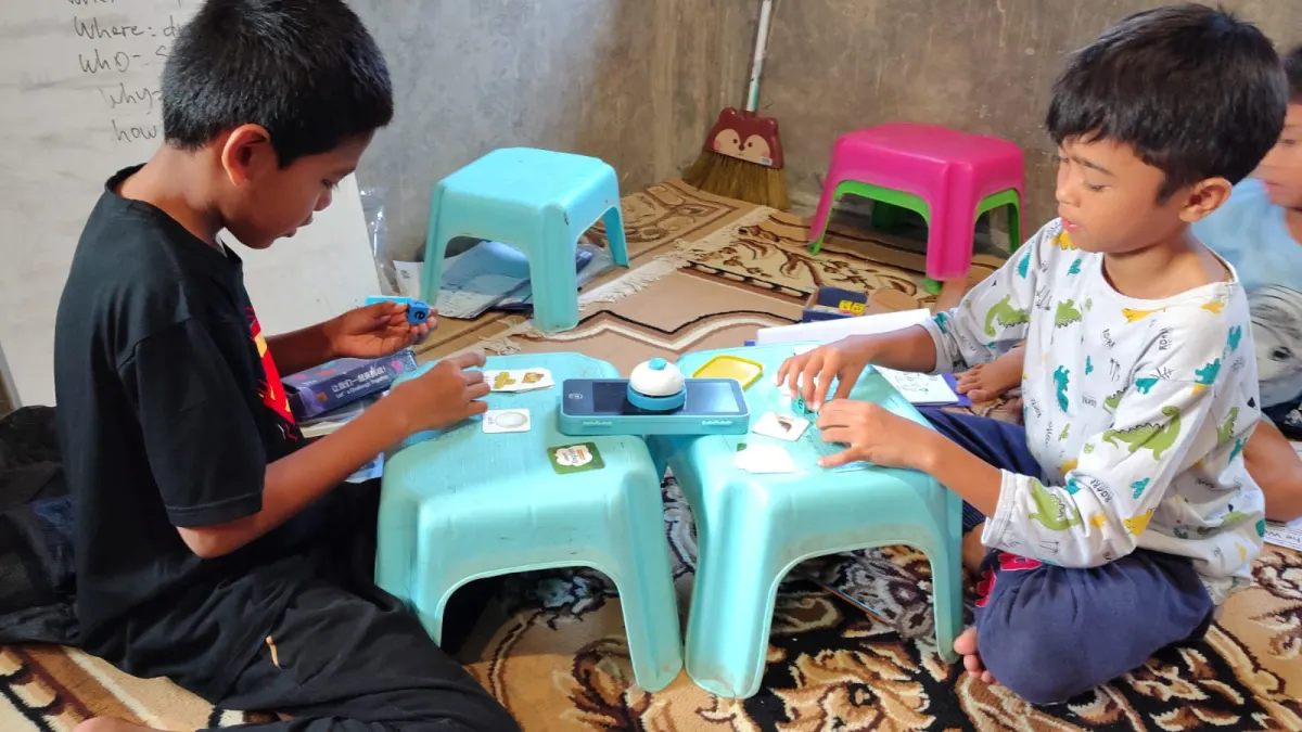 Anak belajar bahasa Inggris dengan kartu kata dan alat peraga