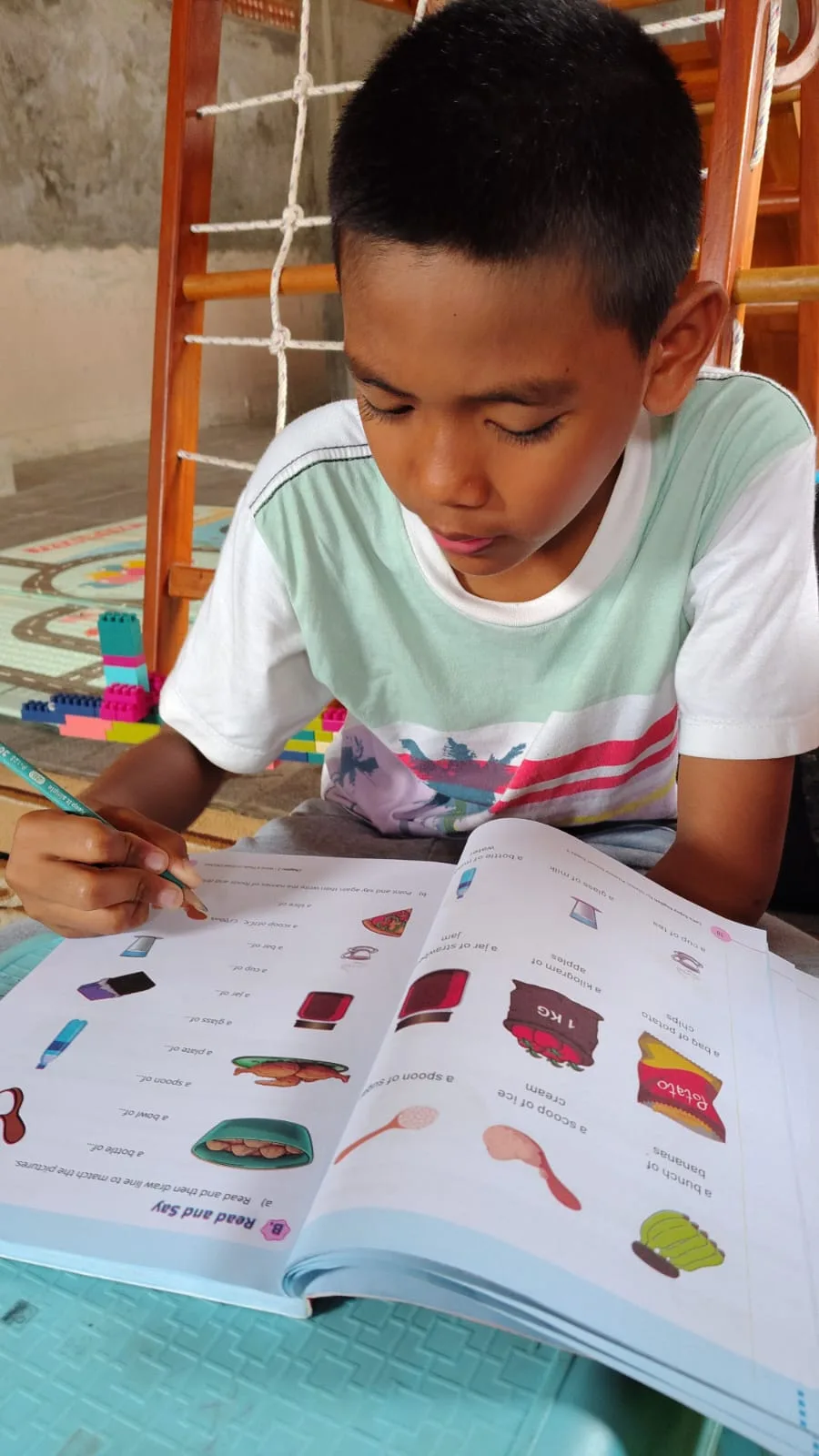 Anak membaca kosakata bahasa Inggris bersama Edu Ishary