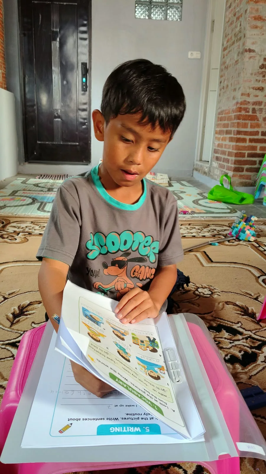 Anak mengikuti latihan menulis bahasa Inggris