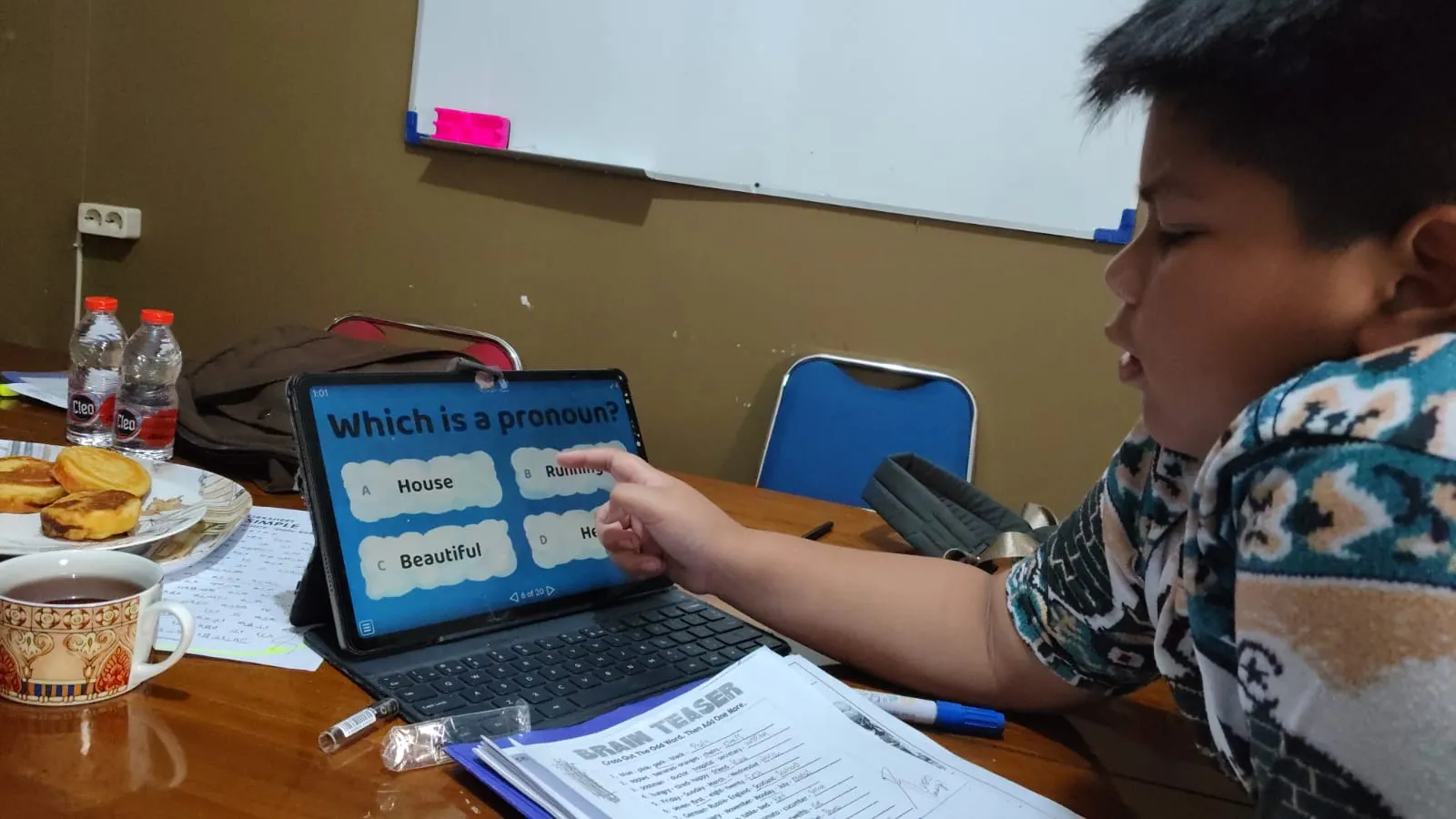 Anak menjawab quiz grammar bahasa Inggris melalui tablet