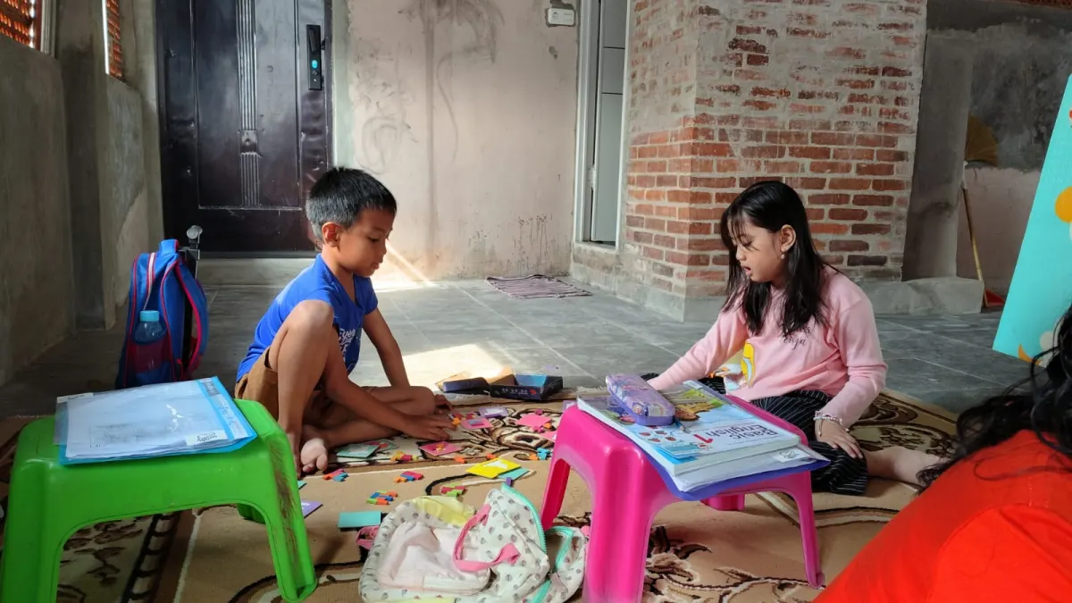 Anak-anak belajar berkelompok di ruang kelas Edu Ishary