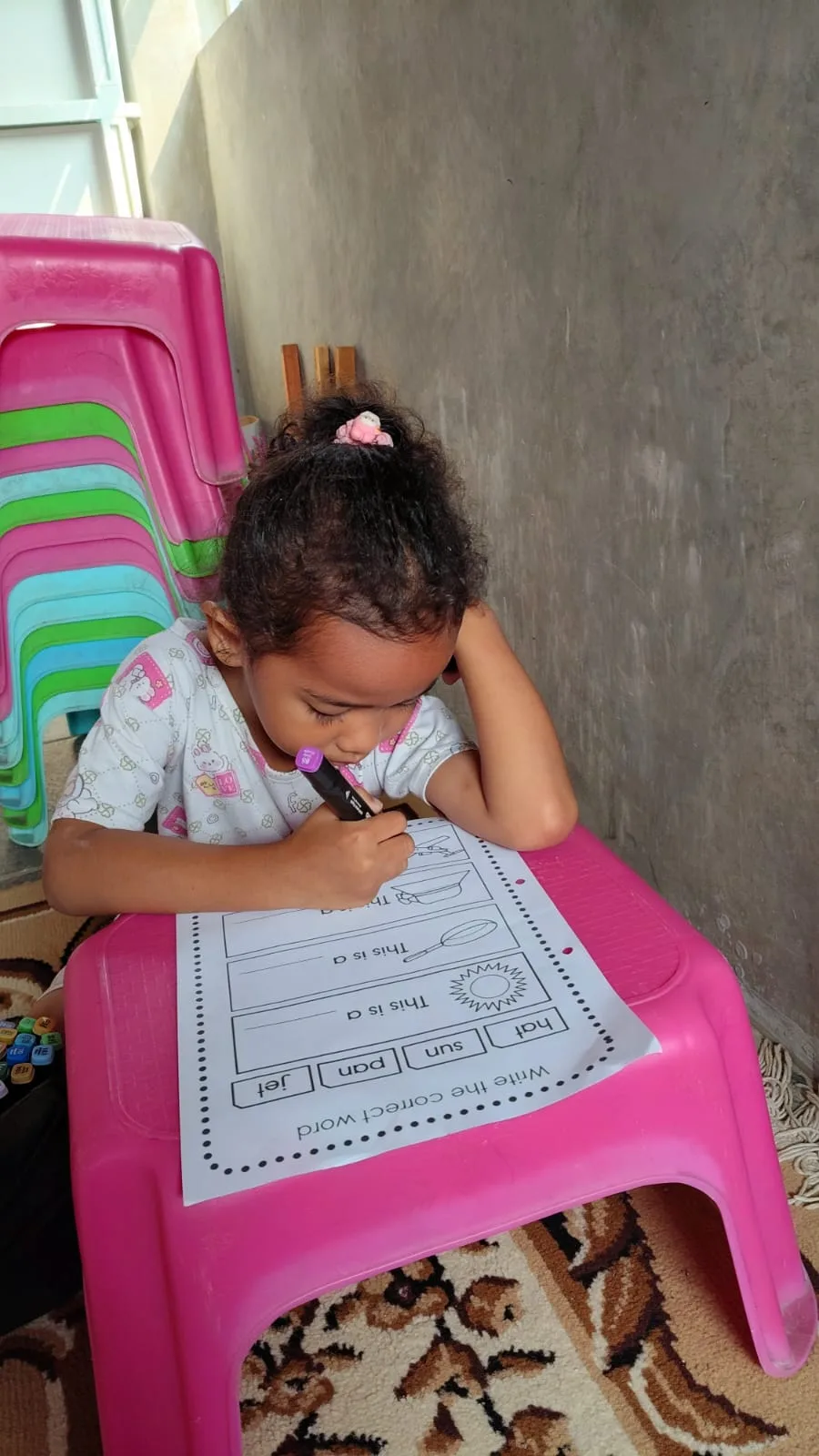 Anak mengerjakan latihan phonics bahasa Inggris