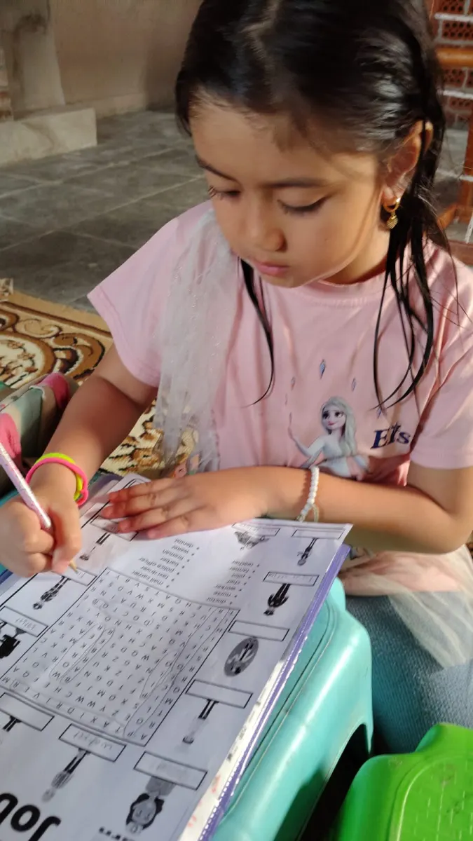 Anak menulis worksheet di kelas Edu Ishary