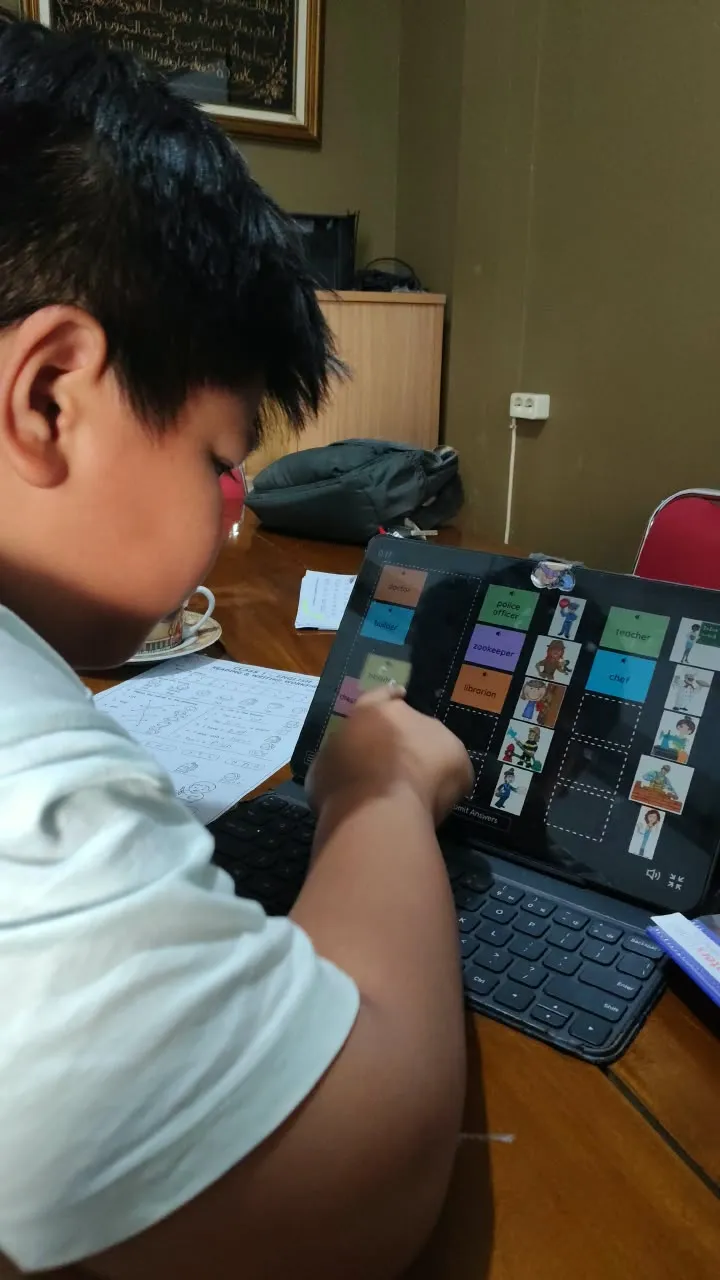 Anak mengerjakan quiz vocabulary profesi dalam bahasa Inggris