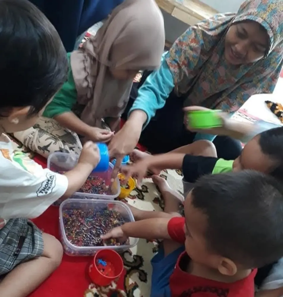 Anak-anak bereksplorasi menggunakan alat peraga Montessori