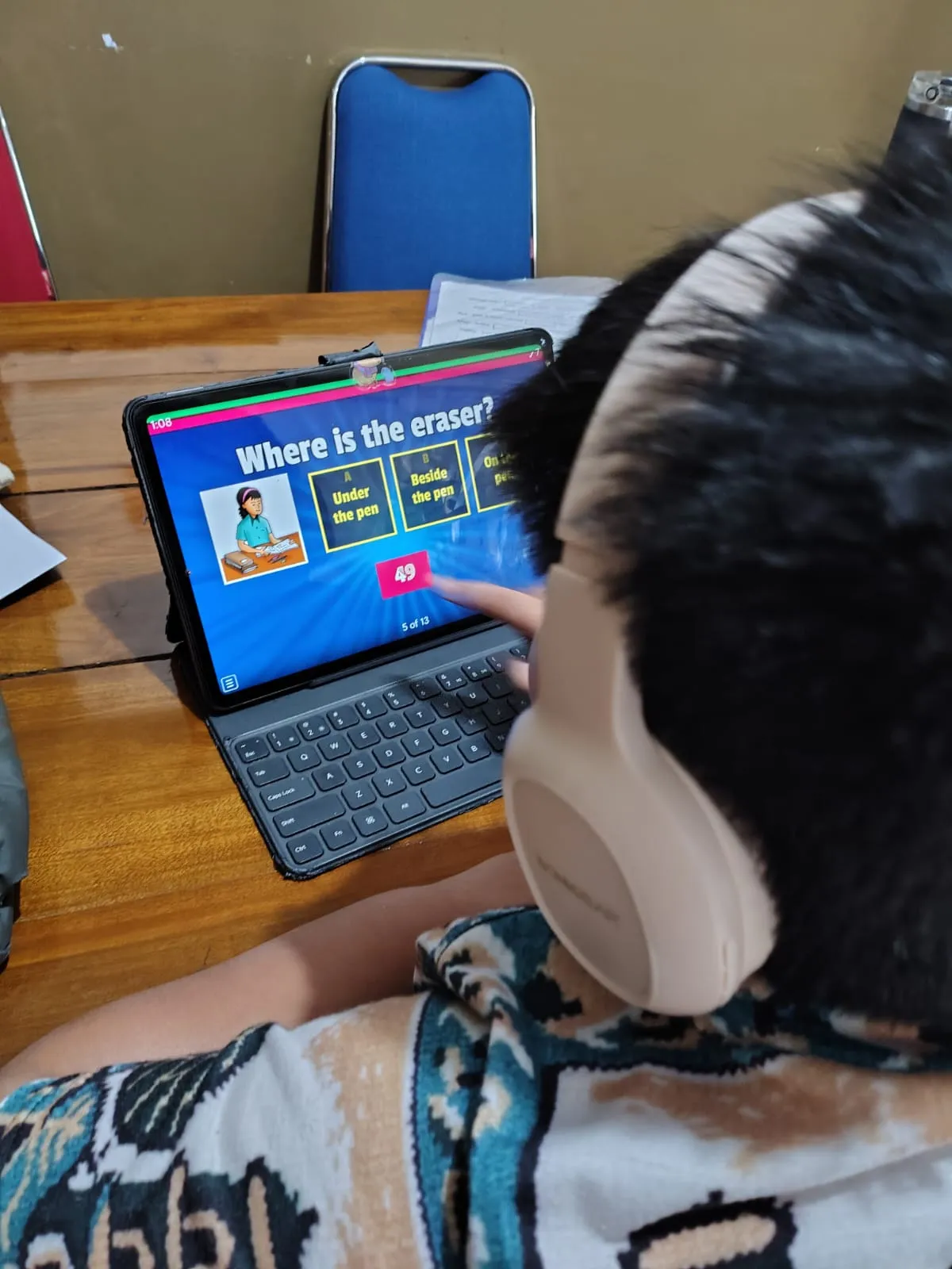 Anak berlatih preposition bahasa Inggris melalui tablet