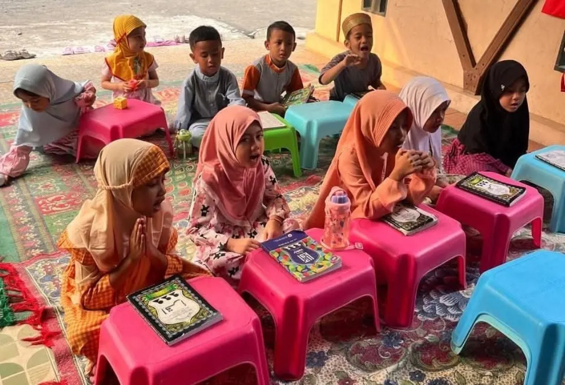 Anak-anak mengikuti kegiatan belajar kelompok Edu Ishary