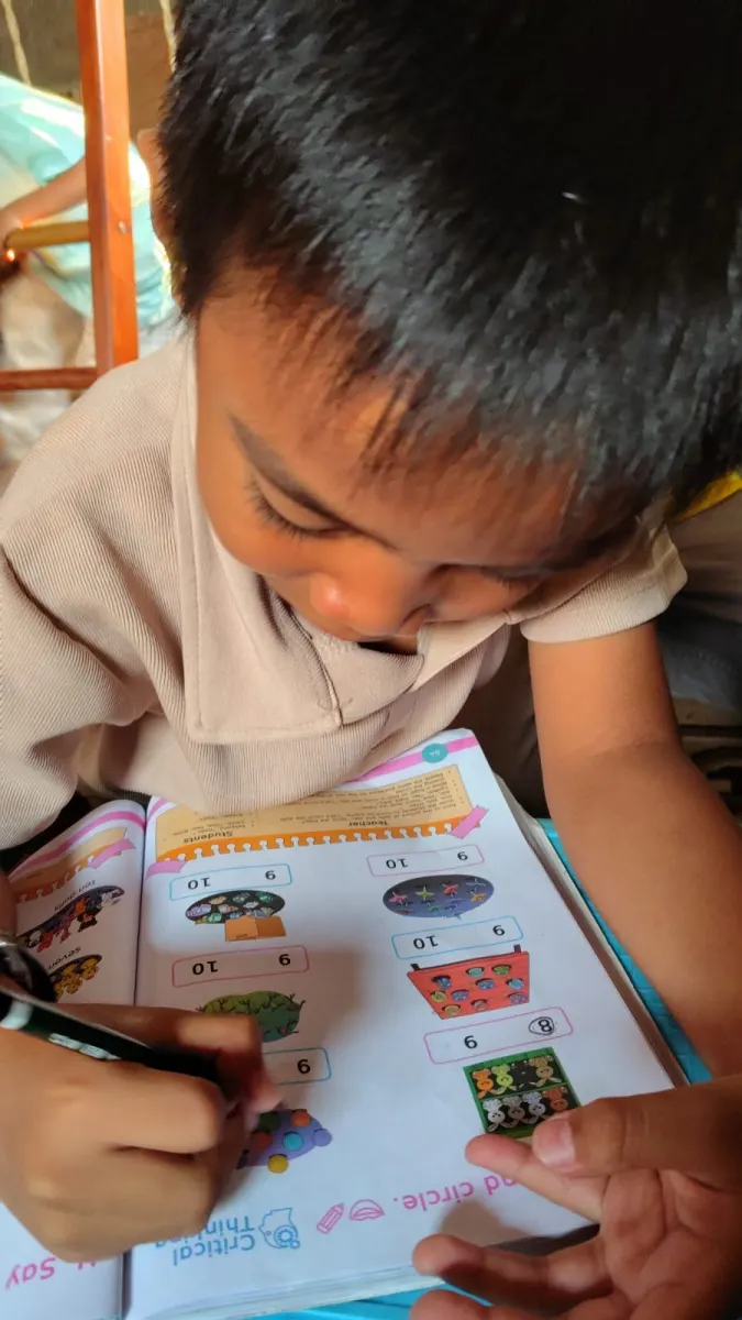 Anak mengerjakan word search bahasa Inggris