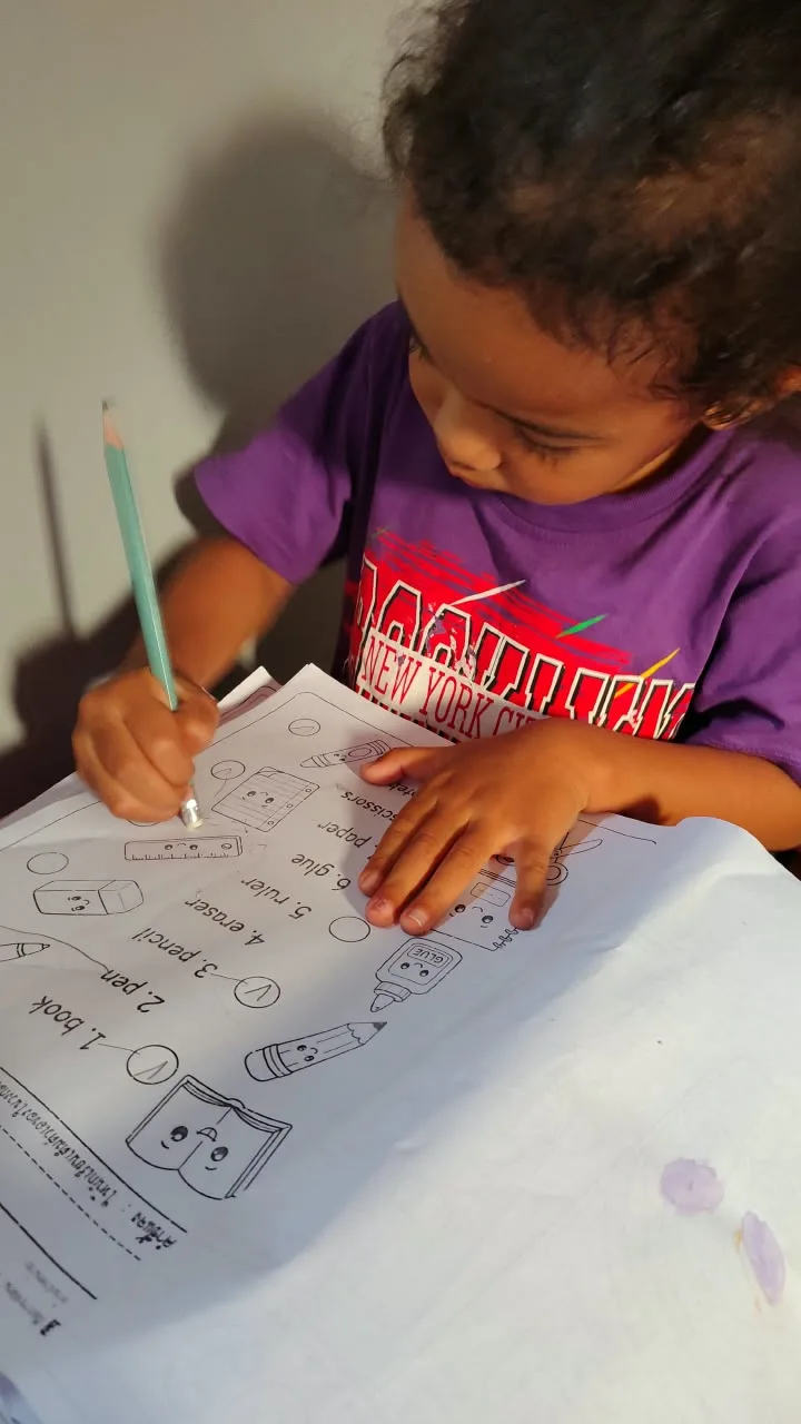 Anak mengerjakan worksheet bahasa Inggris dengan fokus